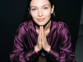 Женщина просит
