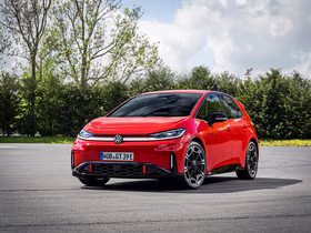 Красный автомобиль ID.3 GTI на фоне деревьев