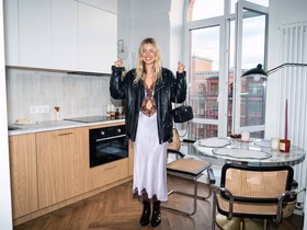 Женщина в квартире радуется