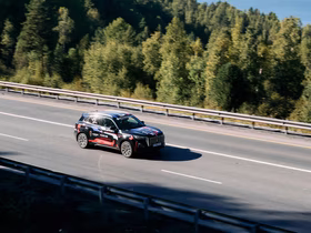 Hongqi H5 едет по трассе
