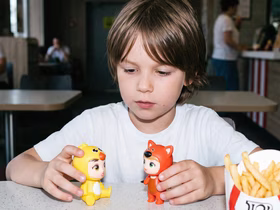 Мальчик играет с игрушками