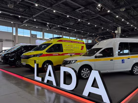 На стенде Lada стоят машины производителя: автомобиль для перевозки инвалидов, автомобиль скорой помощи и броневик