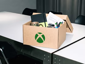 Коробка с логотипом Xbox на столе