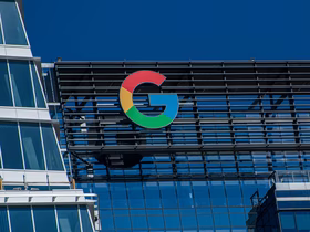 Логотип Google на стеклянном здании