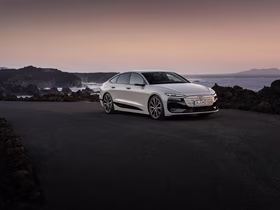 Автомобиль Audi на фоне моря и заката