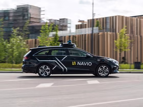 Беспилотный автомобиль NAVIO на фоне города