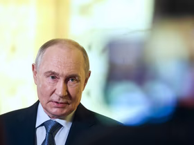 Владимир Путин на размытом фоне