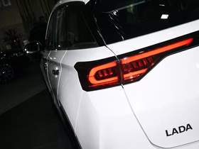 Крупный кадр заднего фонаря на авто Lada