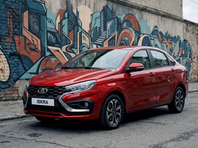 Красная Lada Iskra на фоне разрисованной стены