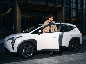 Мужчина в бежевой куртке выходит из автомобиля UMO 5