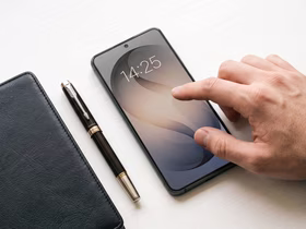 Рука тянется к Samsung Galaxy S27 Ultra