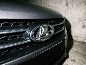Логотип Lada на решётке автомобиля