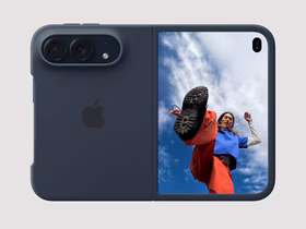 iPhone Duo в синем чехле на белом фоне