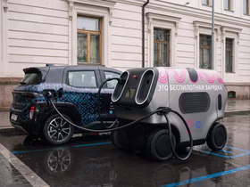 Беспилотный робот-зарядка у электромобиля