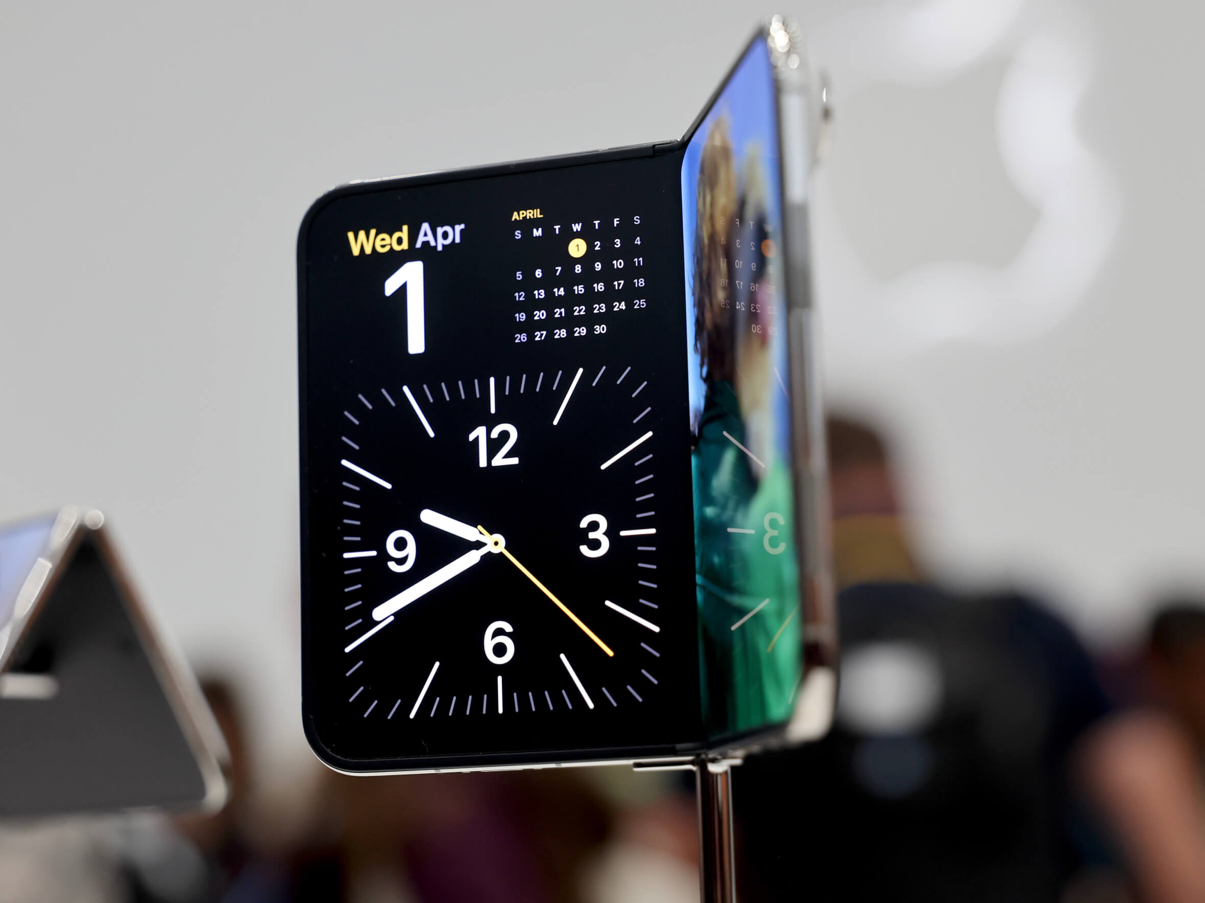 Ритейлеры начали привозить складной iPhone Duo в Россию до официального старта продаж — цены достигают 530 тыс. ₽