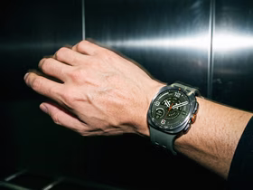 Мужская рука с часами Galaxy Watch Ultra 2 на запястье
