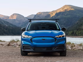 Ford обновит электрический Mustang: модель Mach-E получит более мощный аккумулятор — запас хода превысит 500 км