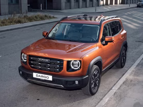Haval Dargo едет по городской улице