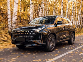 Changan UNI-Z едет по трассе на фоне осеннего пейзажа