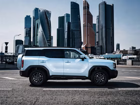 Автомобиль Haval на фоне небоскрёбов в Москве