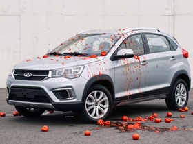 Кроссовер Chery Tiggo 2, закиданный тухлыми помидорами