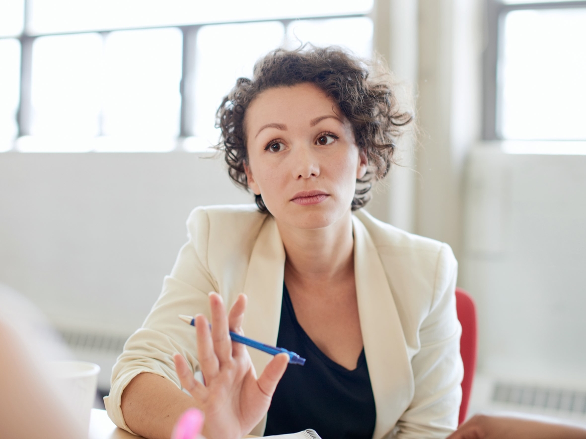 75% миллениалов и зумеров не уверены в начальстве: полное доверие к работодателю испытывает лишь треть россиян