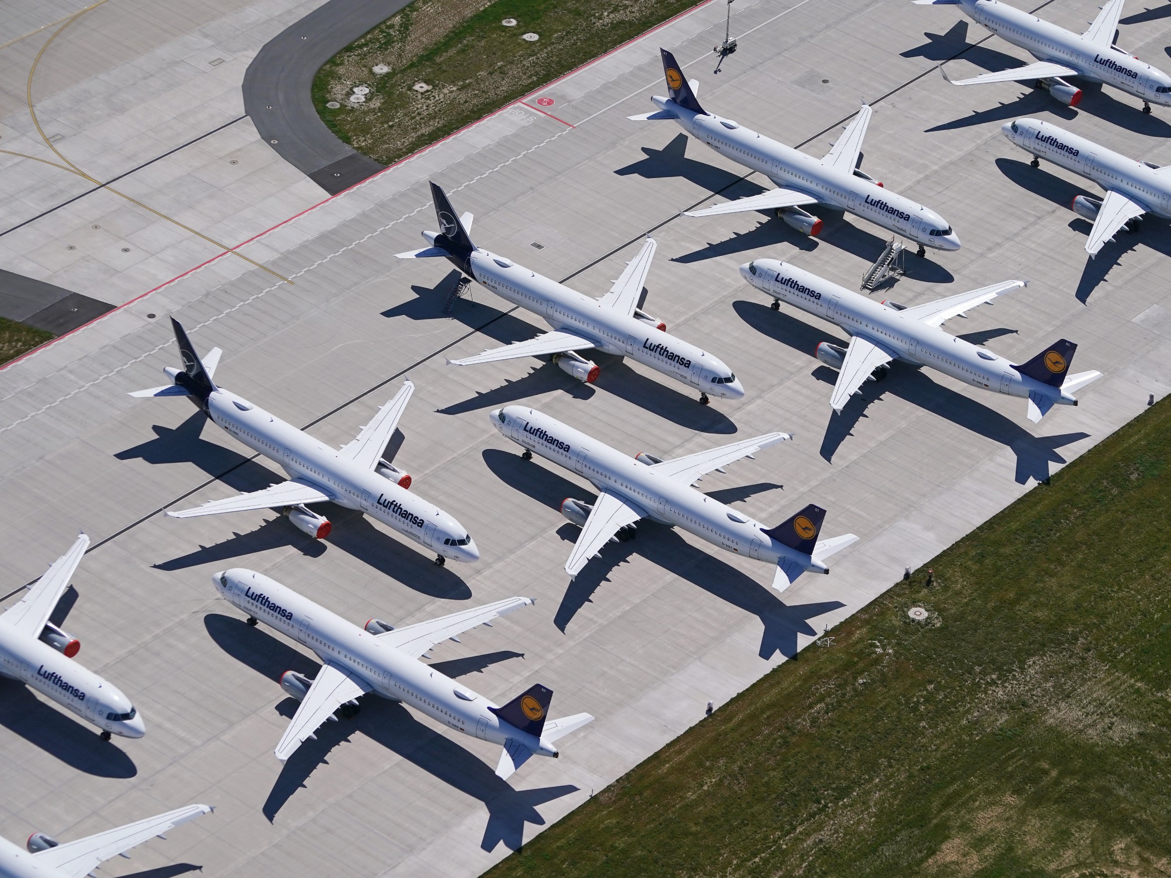 Крупнейшее сокращение со времен пандемии: Lufthansa сэкономит €300 млн в год — за счет увольнения 4000 рабочих