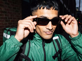 Курьер в тёмных очках