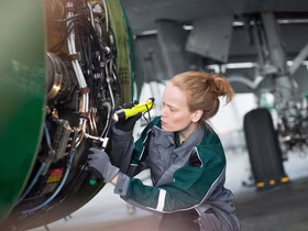 Авиация и рыболовство стали самыми доходными отраслями экономики — зарплаты на конец 2025-го превысили 200 тыс. ₽