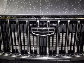 Логотип Geely на решётке автомобиля