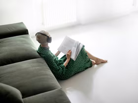 Книжный рынок в России переходит в цифру: в 2025-м в тренде — покупать подписку на месяц и совмещать чтение с аудио