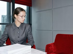 Девушка сидит в офисе