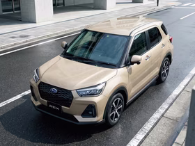 Subaru Rex едет по трассе