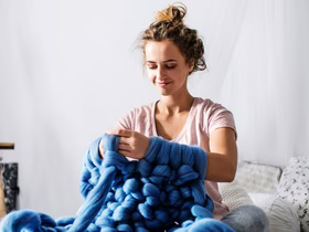 девушка делает плед