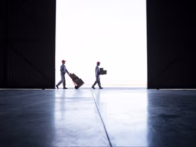 курьеры несут коробки