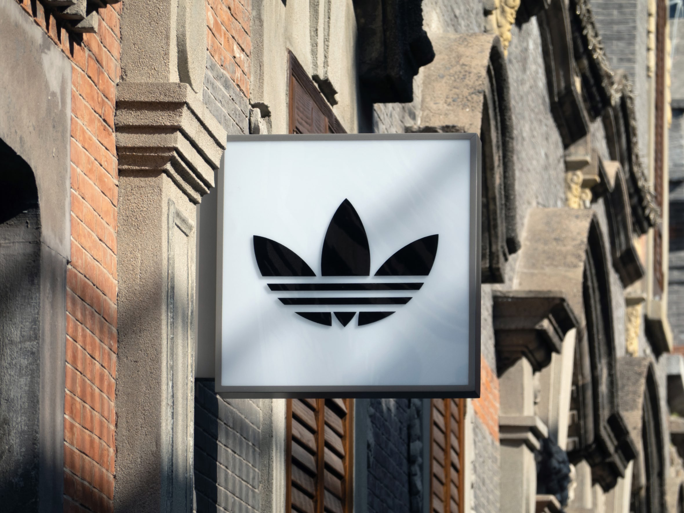 Подразделение Adidas в РФ заработало 2,2 млрд ₽ в 2025-м — но доход обеспечили не продажи, а проценты по вкладам