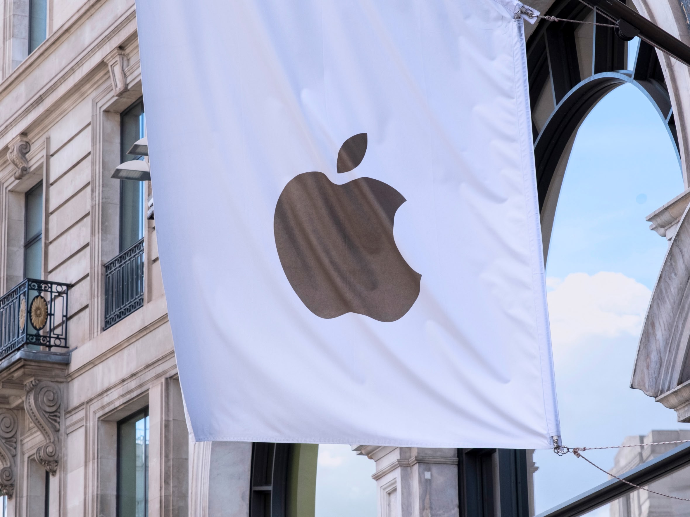Тим Кук предупредил о росте цен на устройства Apple — стоимость iPhone может вырасти в 4 раза