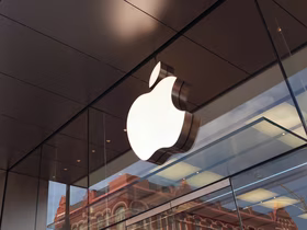 Логотип Apple на стекле
