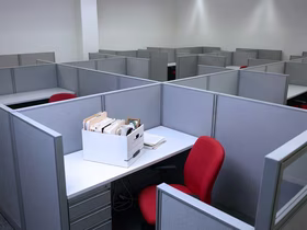 пустой стол с документами