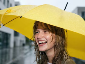 девушка с жёлтым зонтом