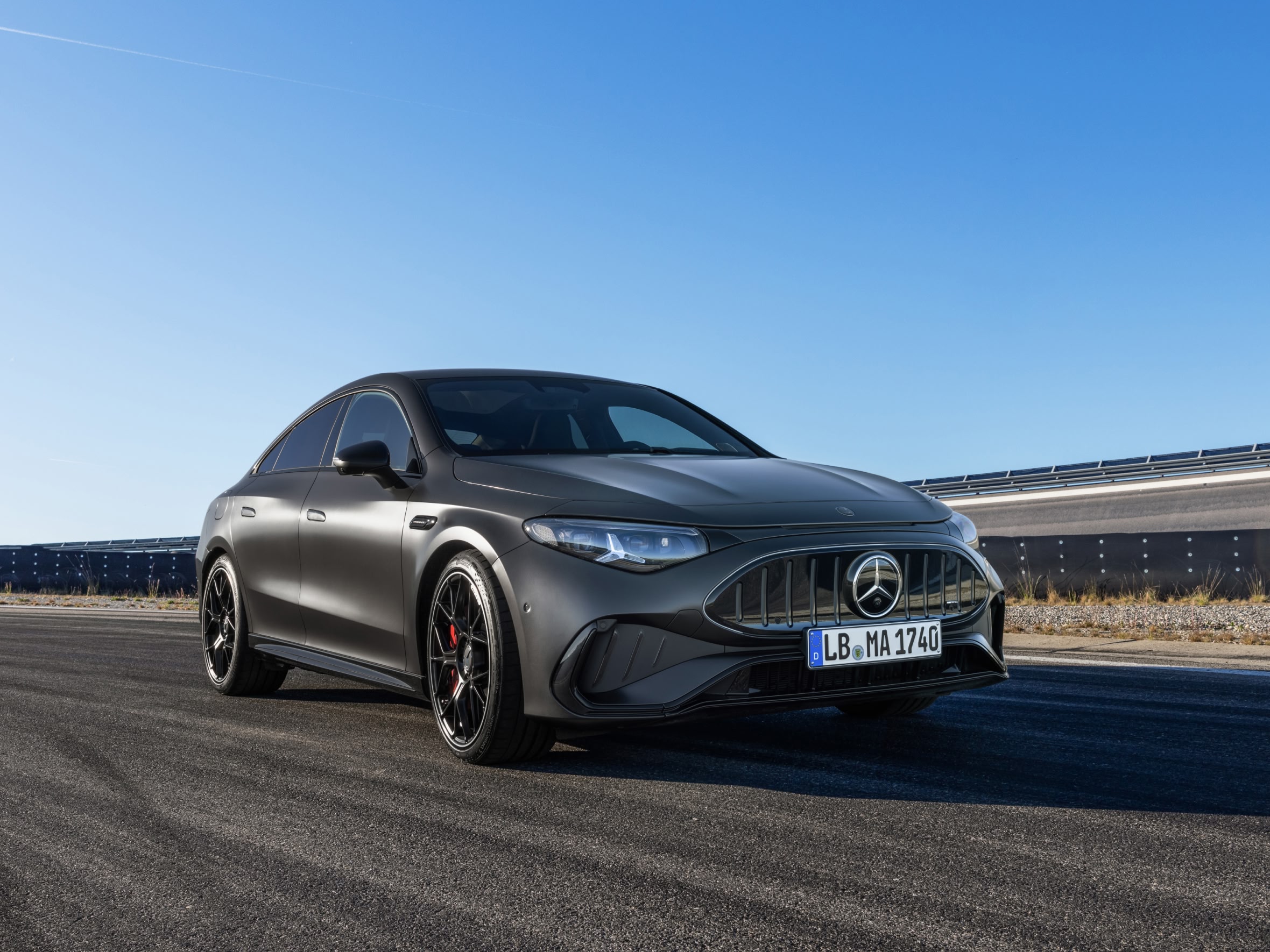 Mercedes-AMG представил полноприводный электрокар CLA 45 4MATIC+ — с запасом хода свыше 670 км