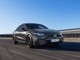 Mercedes-AMG CLA 45 4MATIC+ едет по трассе