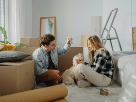 девушка и парень с собакой и ключами