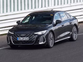 Автомобиль Audi S6 чёрного цвета