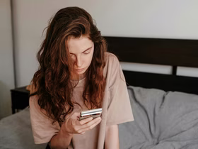 Очередной сбой WhatsApp*: Роскомнадзор подтвердил, что продолжает ограничивать работу мессенджера в России