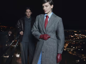 Парень с девушкой стоят на крыше