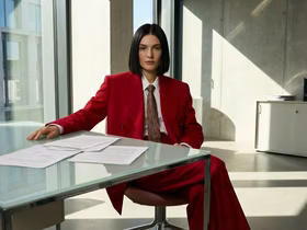 девушка в красном костюме