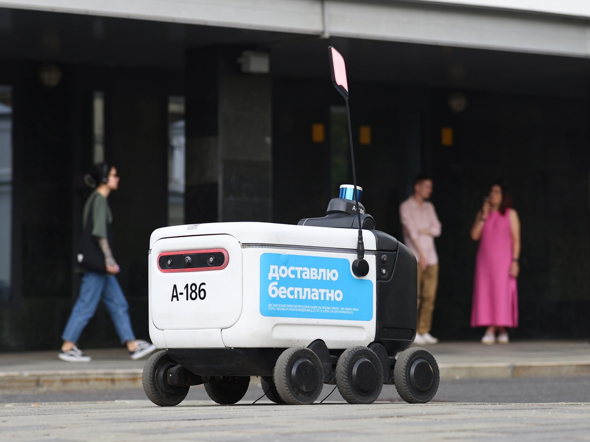 В 2024 году — 260 роверов, в 2027-м — 20 000: через два года каждый 10-й заказ Яндекса будет доставлять робот