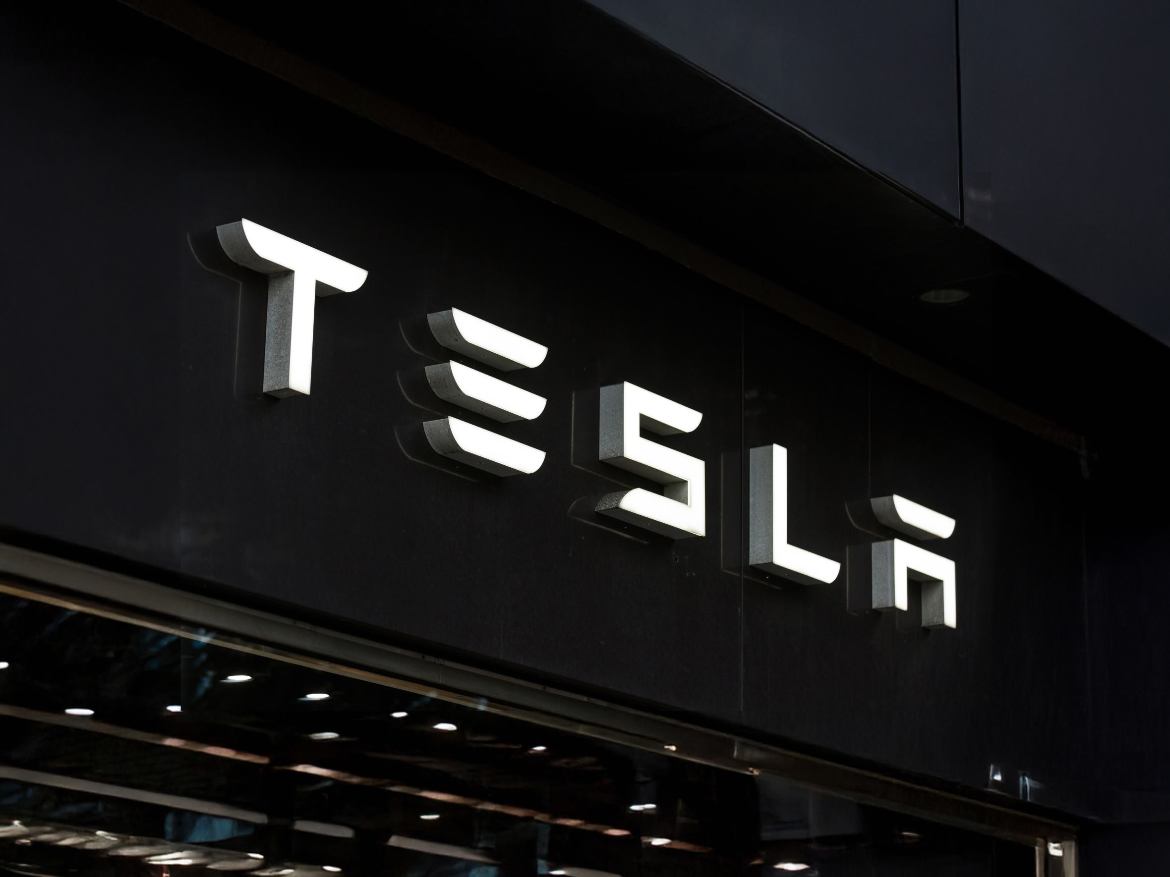 Почти 500 000 проданных авто не спасли Tesla: Илон Маск мечтает о роботакси — прибыль в III квартале падает на 40%