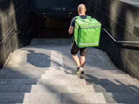 Курьер спускается по лестнице в переход